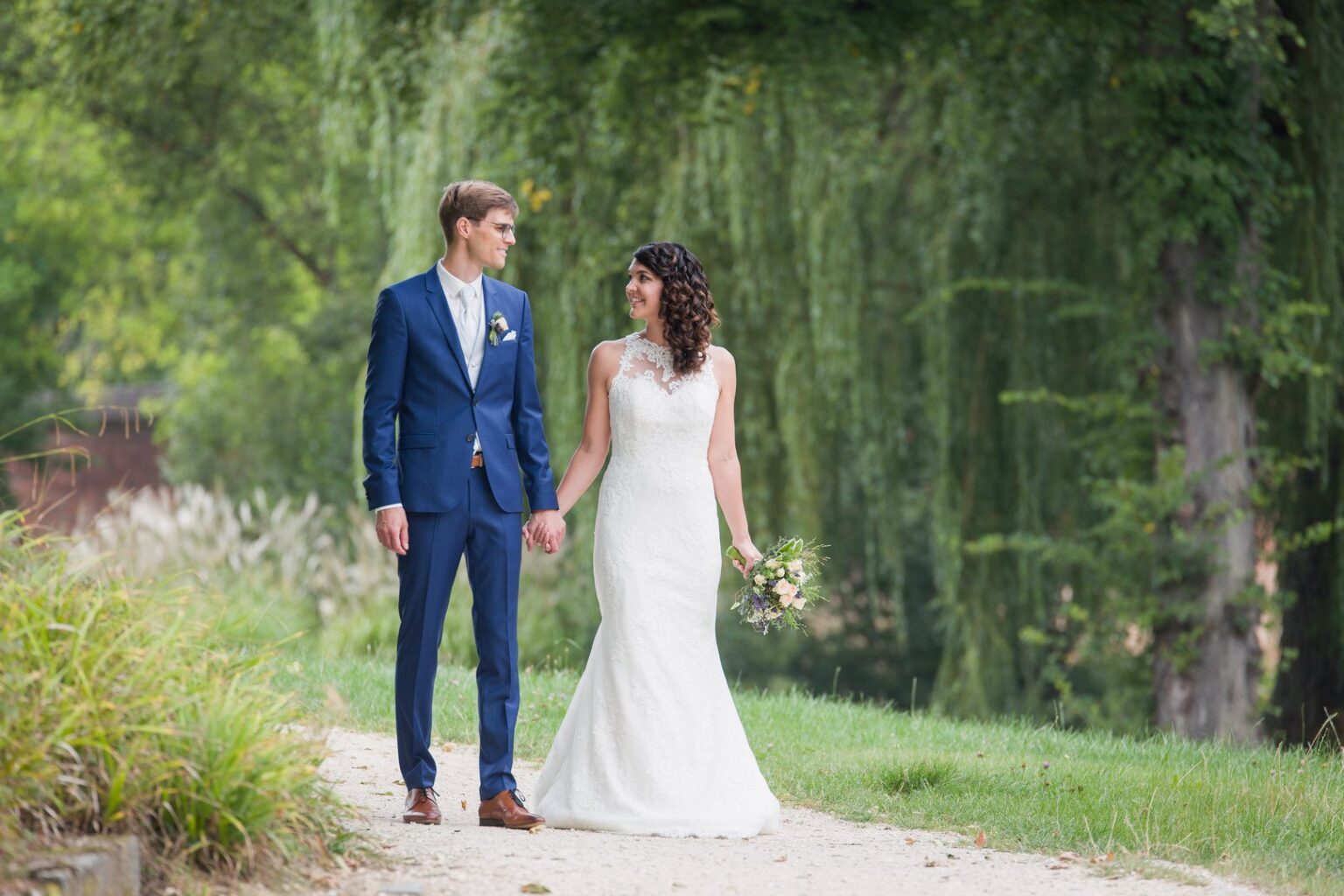 Brautpaar laufend, Hände haltend - Fotoshooting Glacis Park - Michael Grohs Fotografie