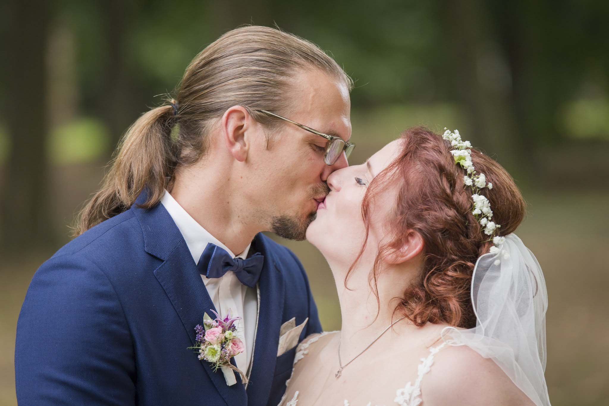 Brautpaar küssend - Fotoshooting Glacis Park - Michael Grohs Fotografie