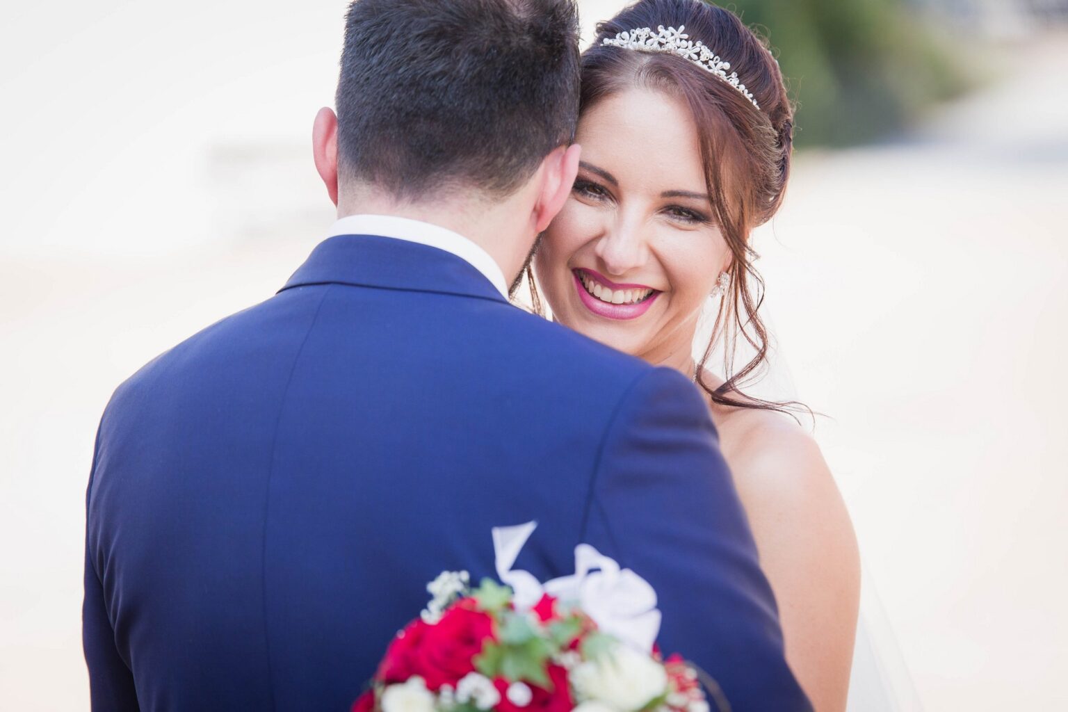 Hochzeitsfotograf Ulm -Braut fröhlich in Kamera schauend - Fotoshooting Leipheim - Michael Grohs Fotografie