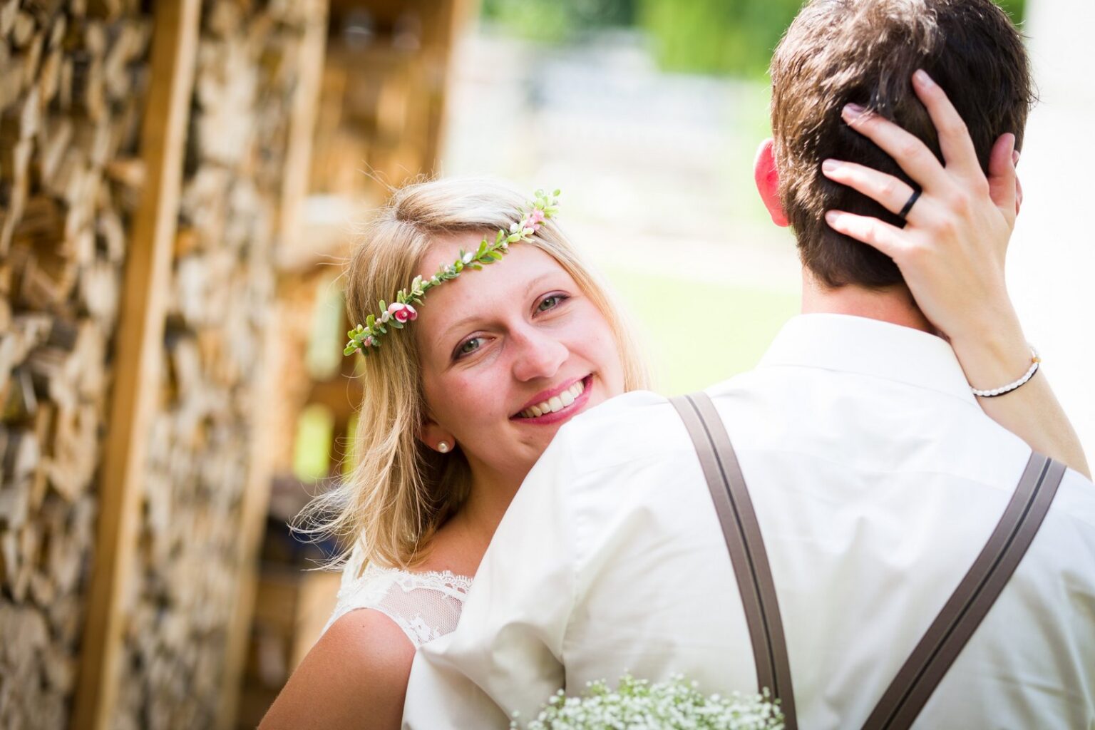 Braut lachend in Kamera schauend - Fotoshooting Nersingen - Michael Grohs Fotografie