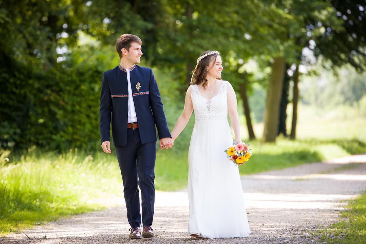 Brautpaar Elisa und Felix laufen Hand in Hand die Allee entlang - Fotoshooting Dellmensingen - Michael Grohs Fotografie