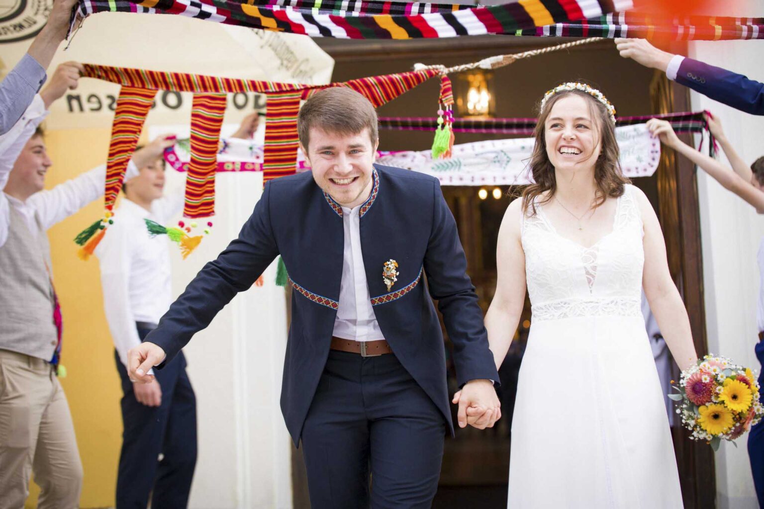Brautpaar Auszug aus Kirche, lachend und Hände haltend - Dellmensingen kirchliche Trauung - Michael Grohs Fotografie