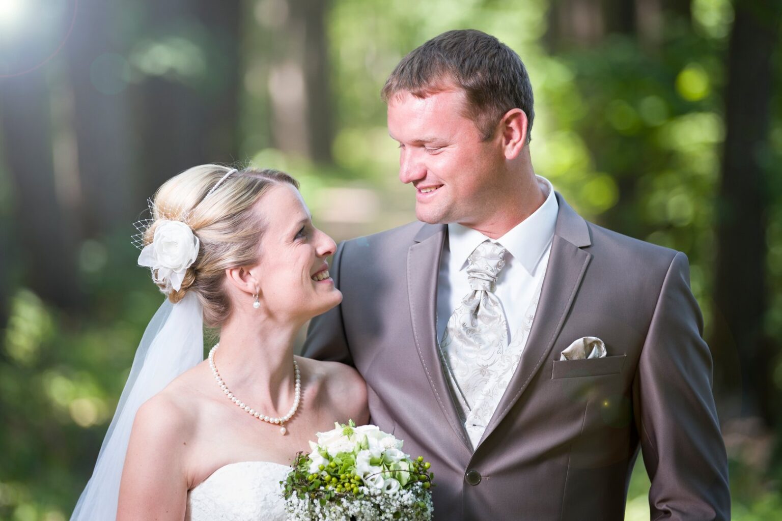 Brautpaar lachend sich anschauend - Hochzeit Finningen - Michael Grohs Fotografie