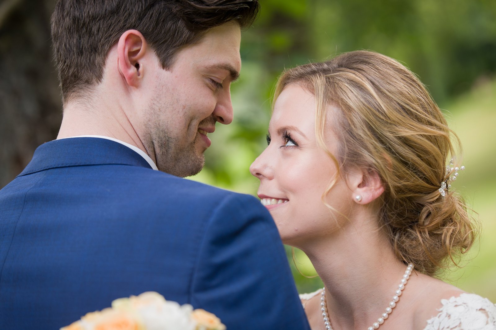 Hochzeitsfotograf Ulm -Brautpaar fröhlich sich anschauend - Fotoshooting Glacis Park -Michael Grohs Fotografie