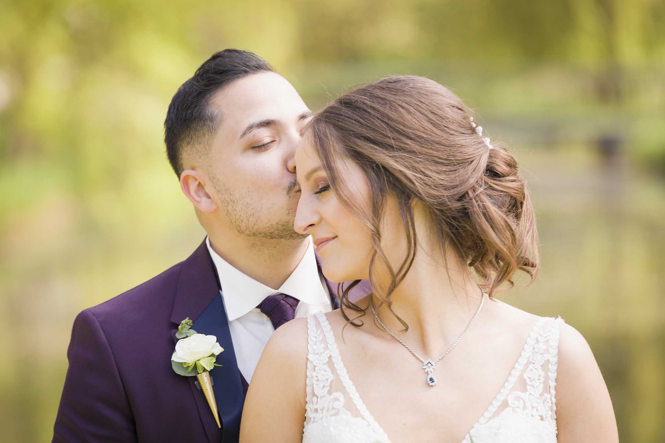 Brautpaar sich küssend, lächelnd - Fotoshooting Glacis Park - Michael Grohs Fotografie