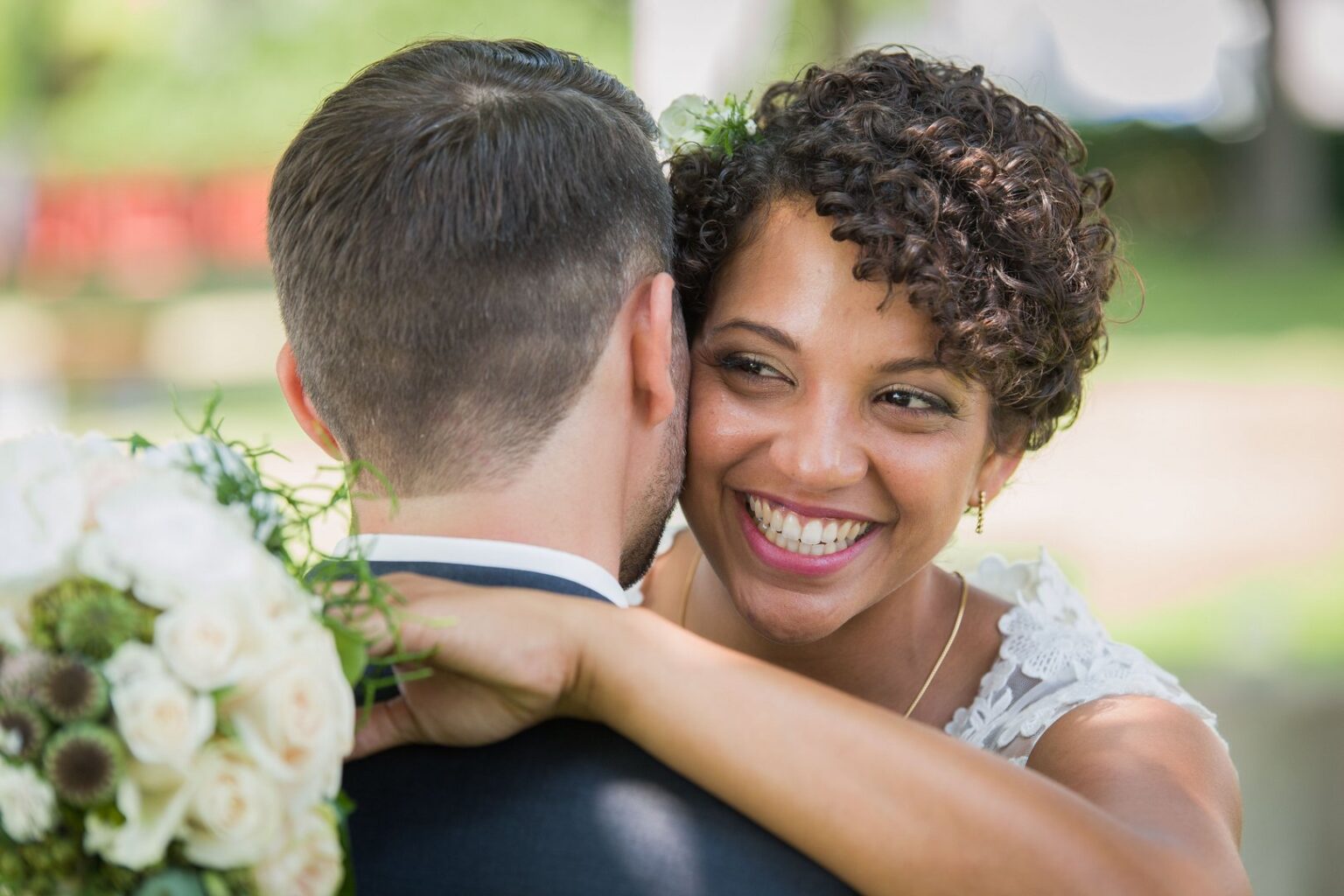 fröhliche Braut lacht - Hochzeit Oberelchingen - Michael Grohs Fotografie