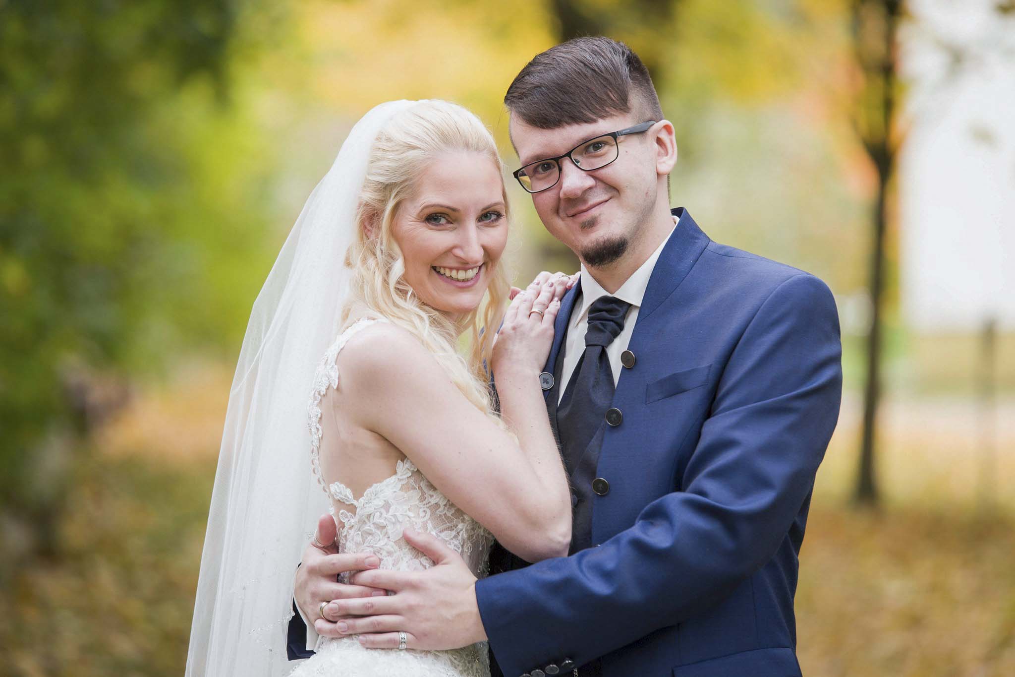 Hochzeitsfotograf Ulm -Brautpaar lachend in Kamera schauend - Hochzeit Thannhausen - Michael Grohs Fotografie