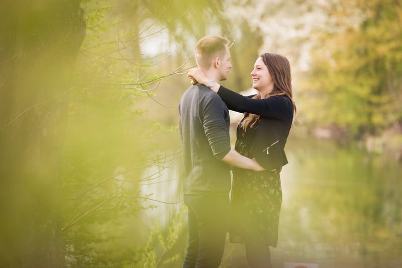 Paarshooting in Ersingen - Paar umarmt sich und lacht - Michael Grohs Fotografie