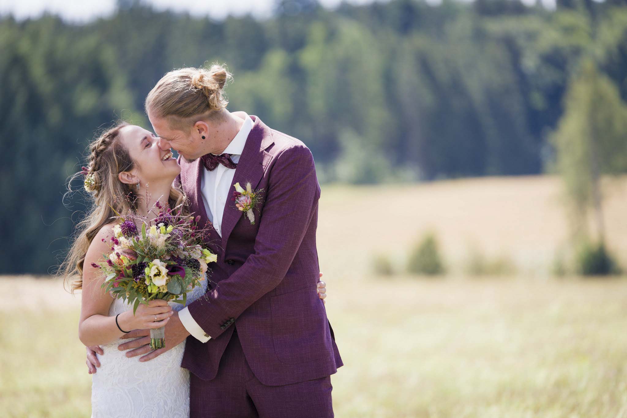 Hochzeitsfotograf Ulm -Küssendes Brautpaar, fröhliche Braut - Hochzeit Erpfenhausen - Michael Grohs Fotografie