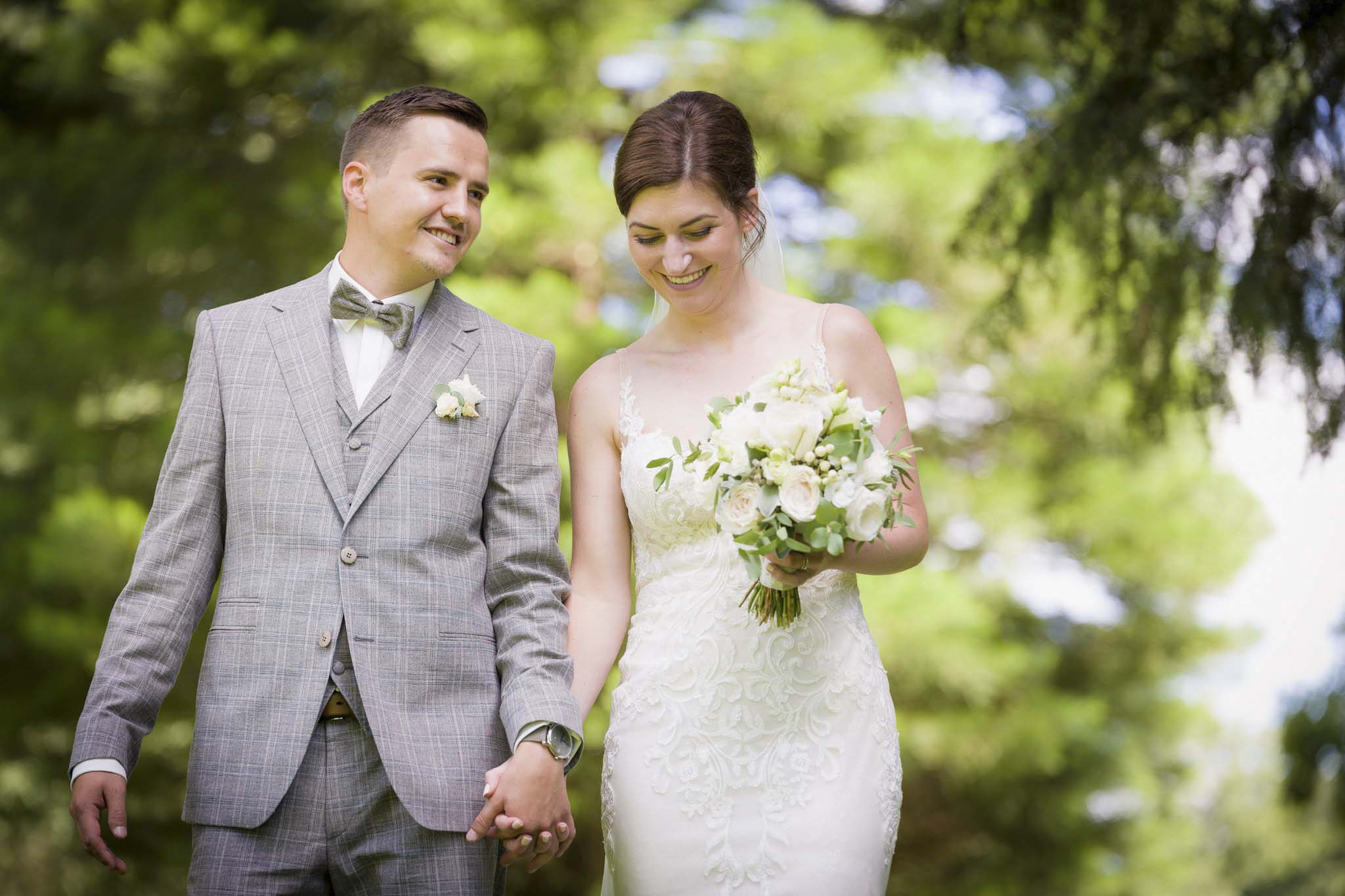 Brautpaar fröhlich, Hände haltend - Hochzeit Pfullendorf - Michael Grohs Fotografie