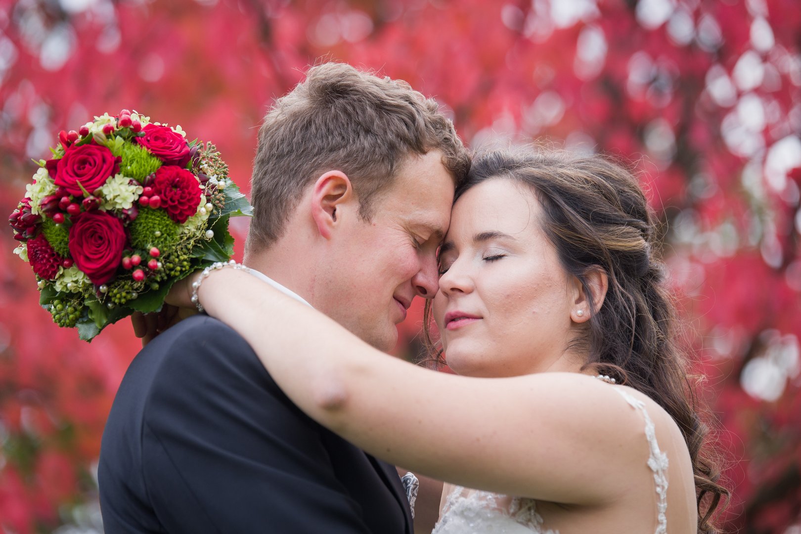 Brautpaar sich umarmend, fröhlich - Fotoshooting Botanischer Garten Ulm - Michael Grohs Fotografie