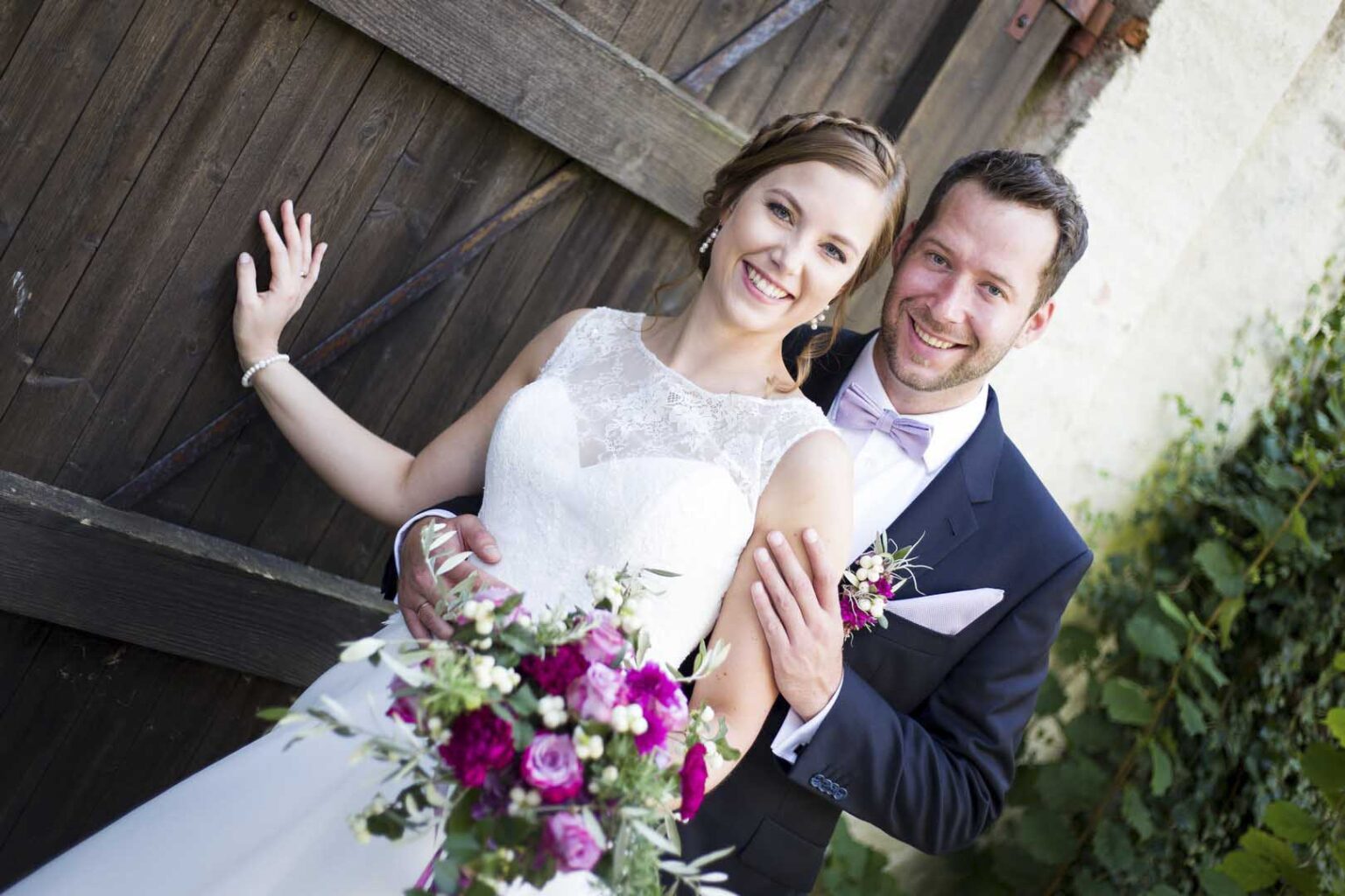 Hochzeitsfotograf Ulm -Brautpaar lachend in Kamera schauend - Fotoshooting Wiblingen Kloster -Michael Grohs Fotografie