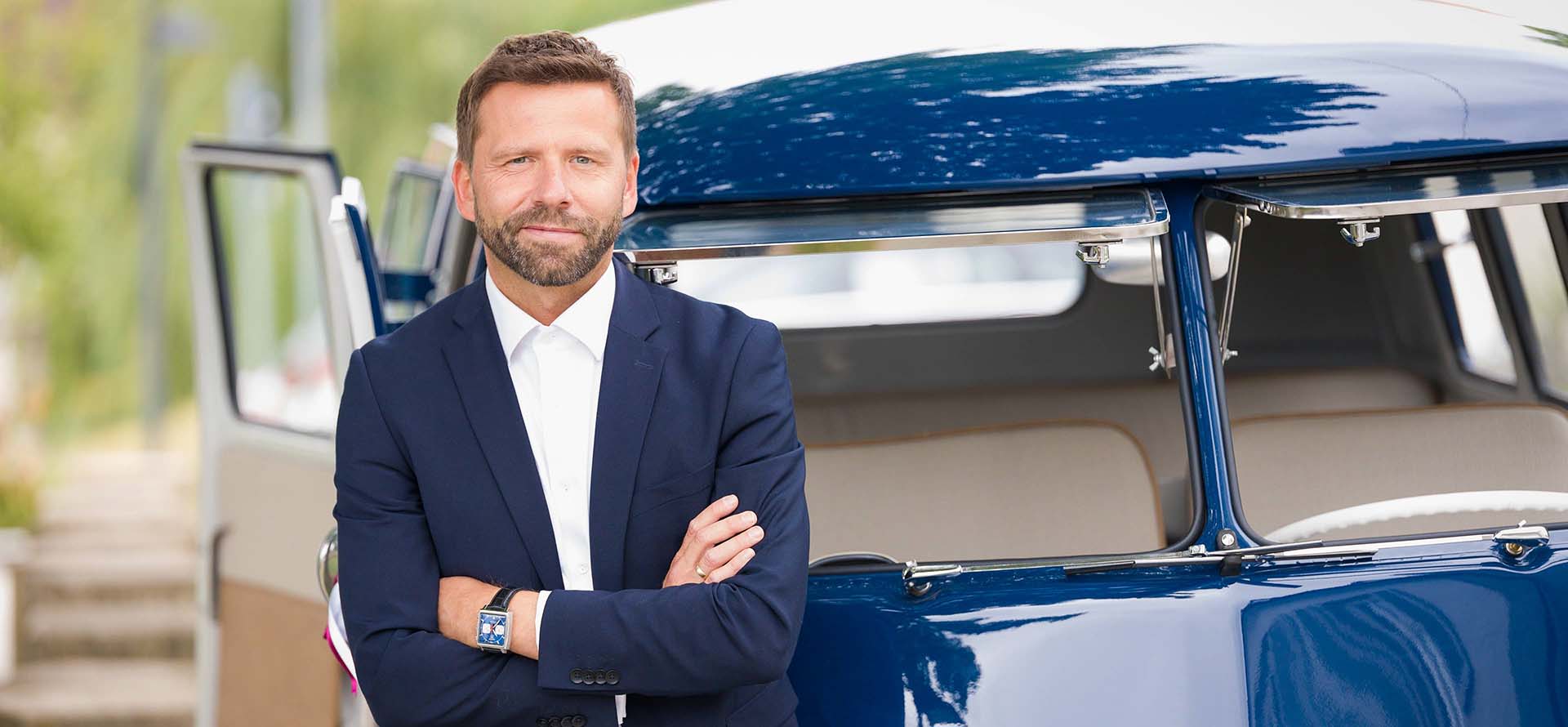 Portrait Mann vor VW Bus in Oberelchingen