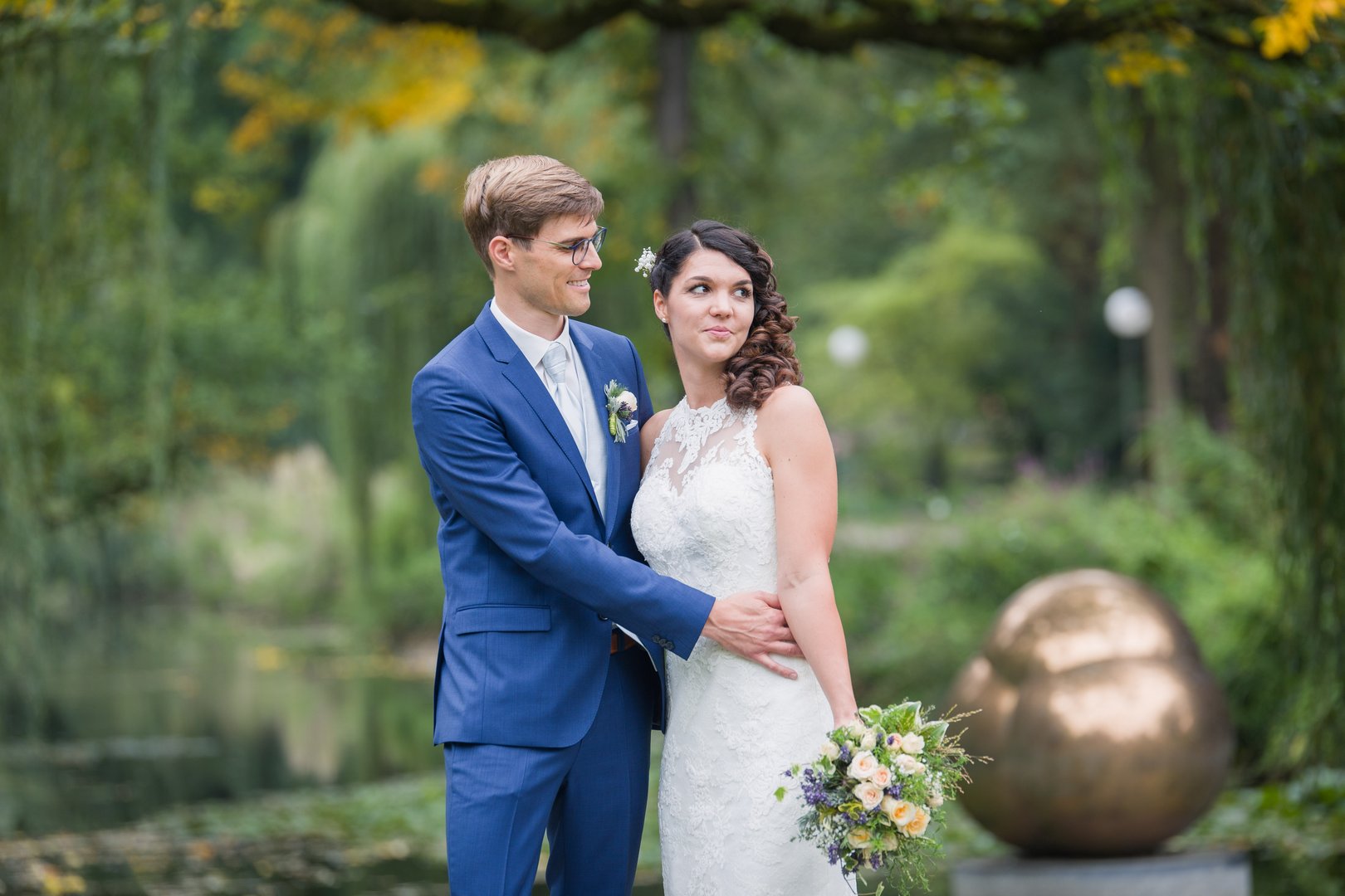 frohes Brautpaar beim Hochzeitsshooting im Glacis Park in Neu-Ulm