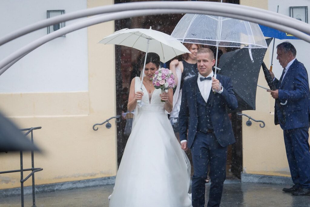 Brautpaar läuft nach der Trauung ins Freie in Witzighausen - Michael Grohs Fotografie
