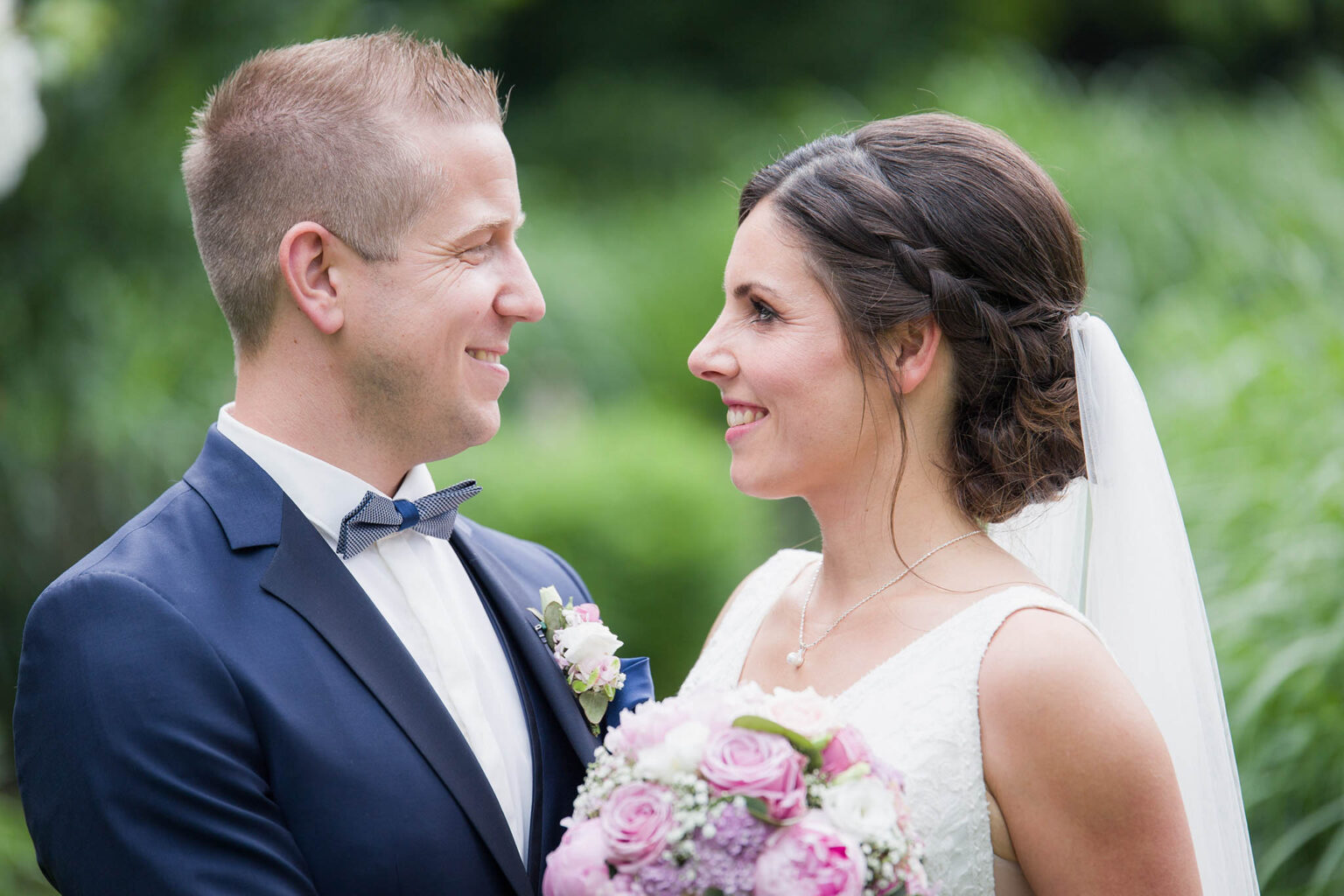 Brautpaar lächelnd, sich anschauend - Fotoshooting Weißemhorn - Michael Grohs Fotografie