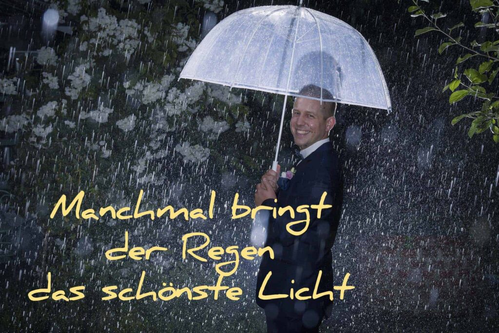 Hochzeitsfotograf Ulm -Regenhochzeit in Weißenhorn - Bräutigam froh und lachend - Michael Grohs Fotografie