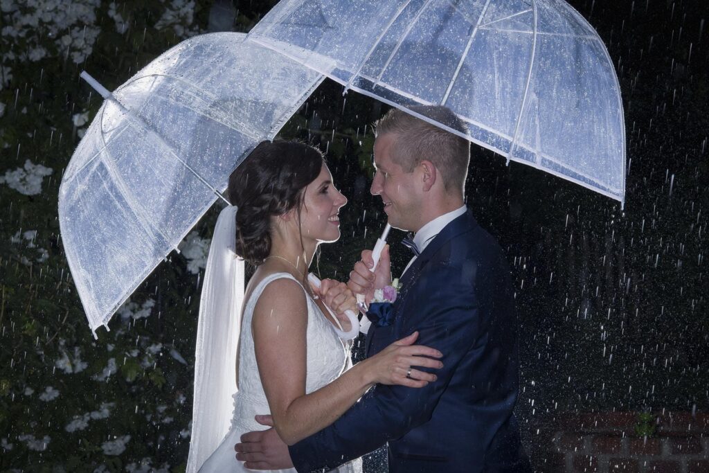 Braut im Regen mit Schirmen in Weißenhorn - Michael Grohs Fotografie
