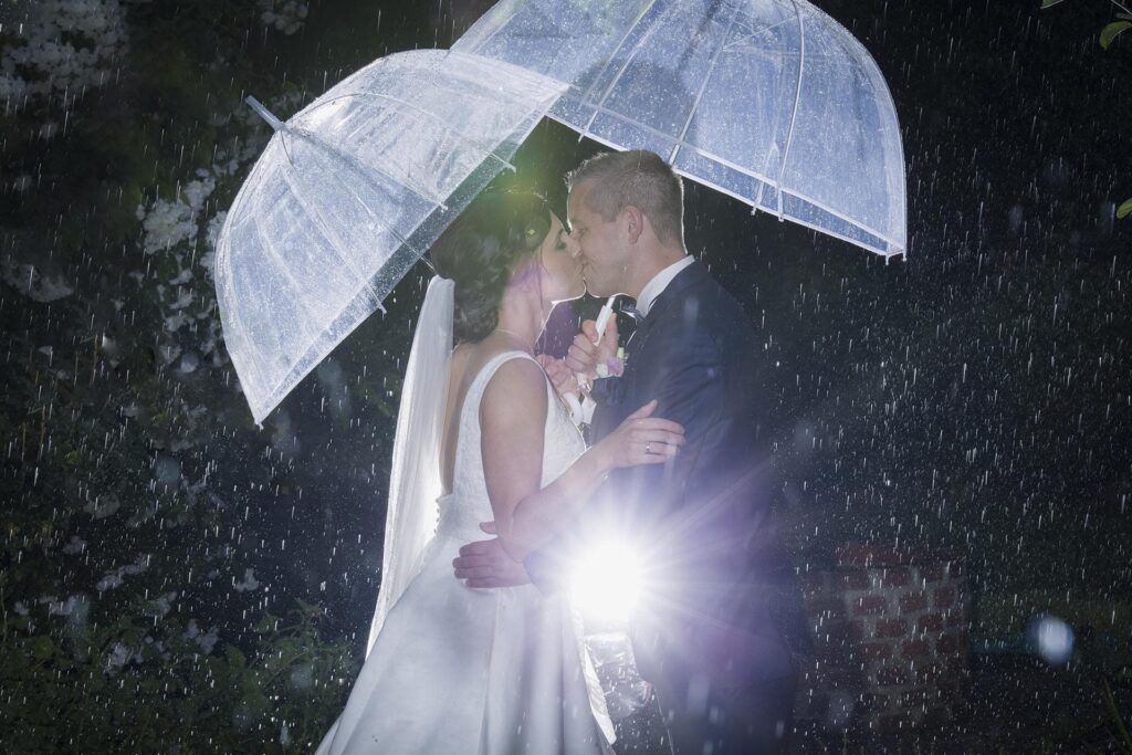 Brautpaar im Regen mit Schirmen in Weißenhorn - Michael Grohs Fotografie