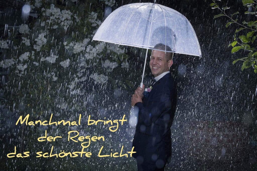 Hochzeitsfotograf Ulm -Regenhochzeit in Weißenhorn - Bräutigam froh und lachend - Michael Grohs Fotografie