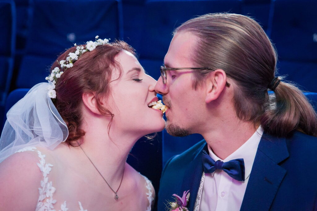 küssendes Brautpaar mit Popcorn im Mund - Dietrich Theater Neu-Ulm - Michael Grohs Fotografie