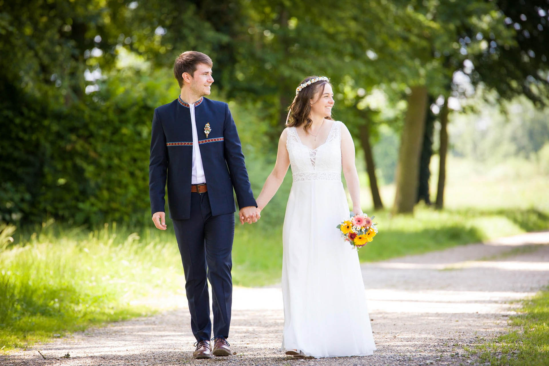 Brautpaar beim Spazieren - Fotoshooting am Schloss Dellmensingen