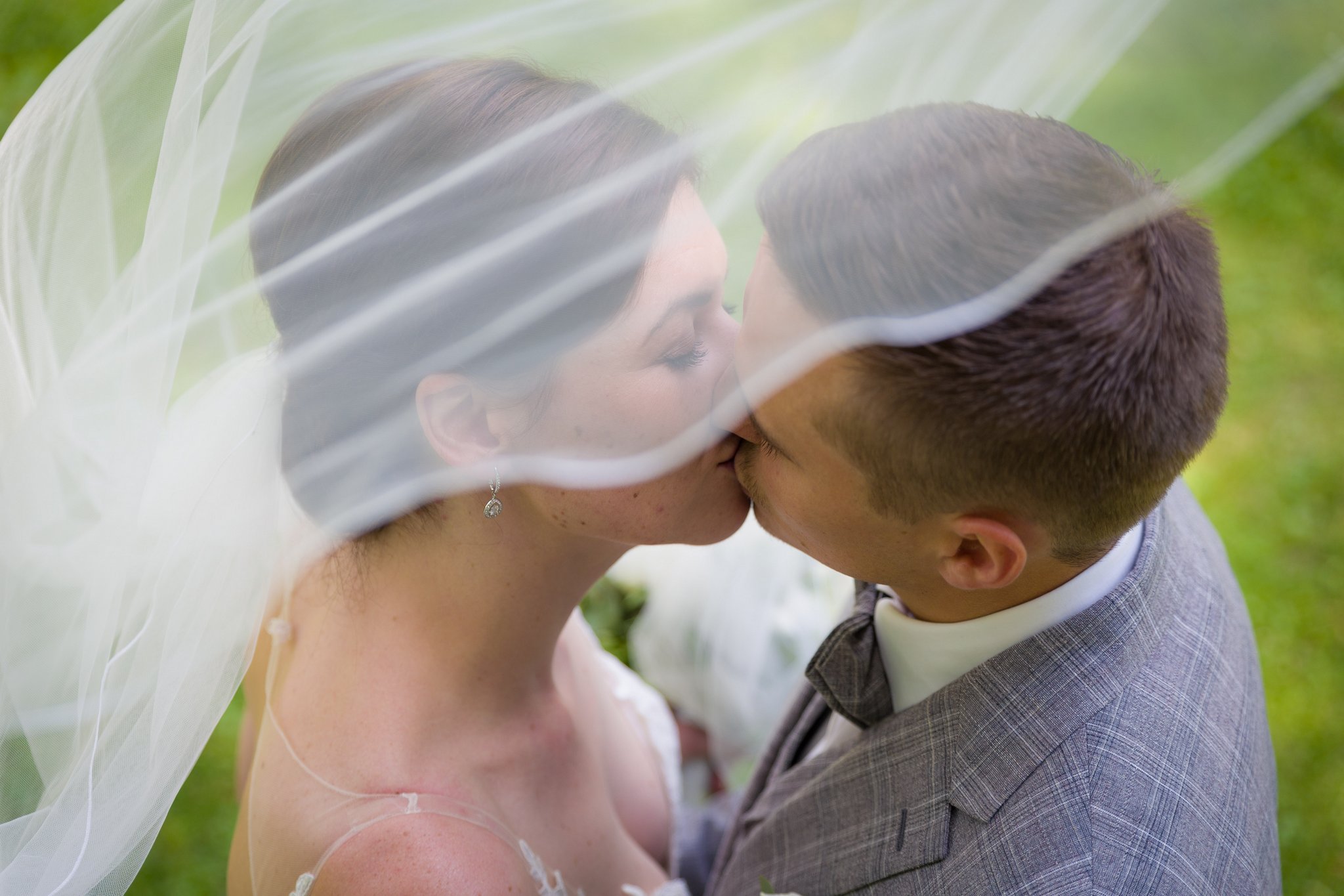 küssendes Brautpaar beim Fotoshooting in Pfullendorf