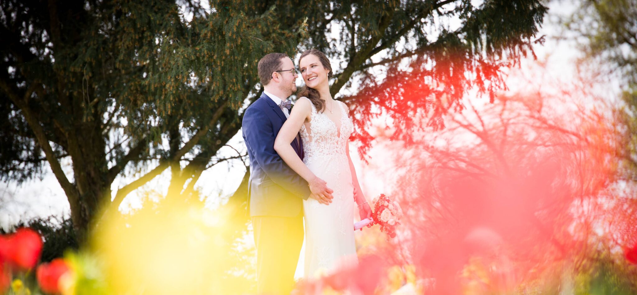 Hochzeitsfotograf Ulm -Brautpaar bei Fotoshooting - glücklich lachend und umarmend - Fischerviertel Ulm - Michael Grohs Fotografie