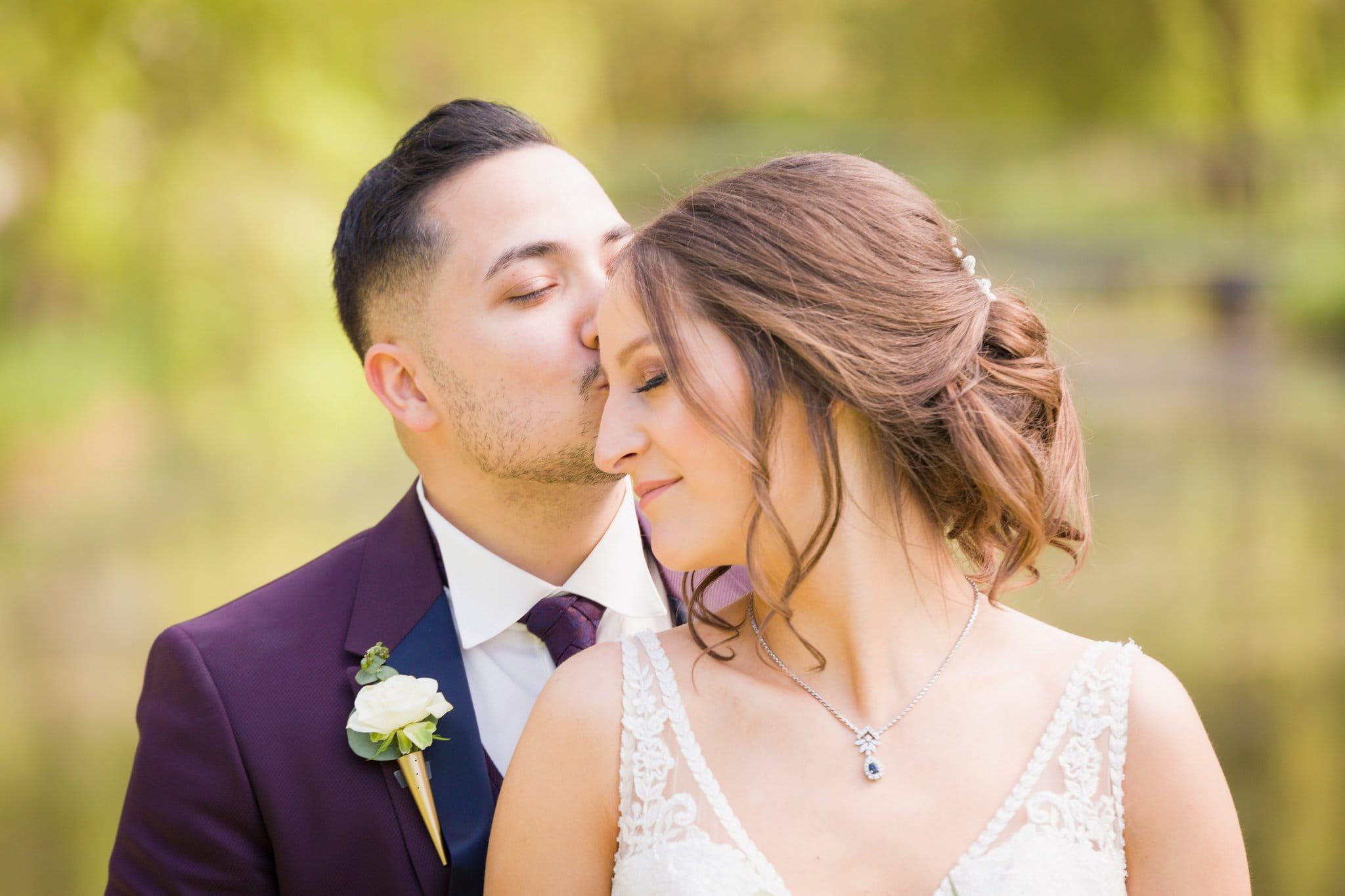 emotionales Foto - glückliches Brautpaar im Glacis Park in Neu-Ulm
