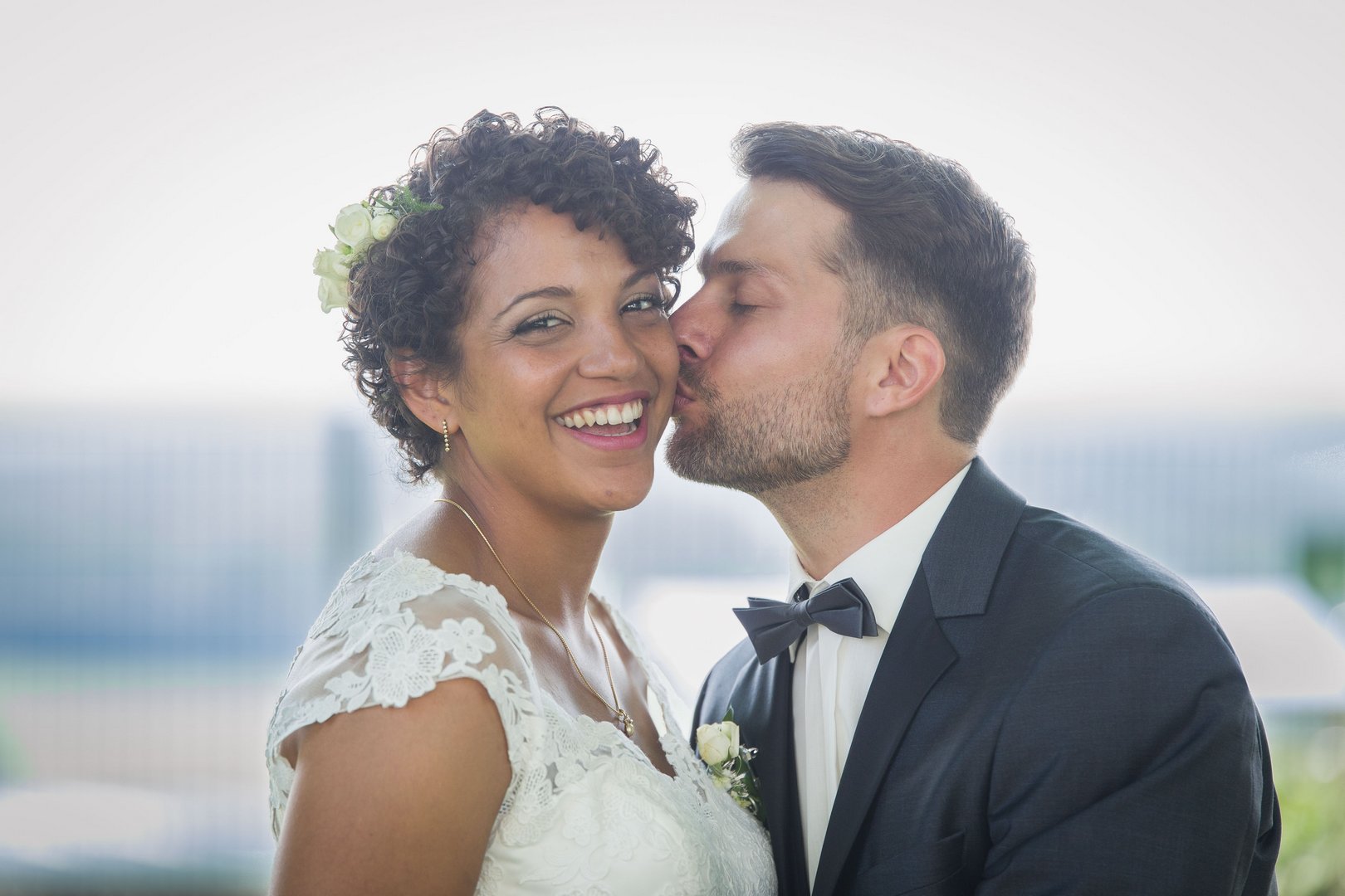lachende Braut beim Fotoshooting im Kloster Oberelchingen