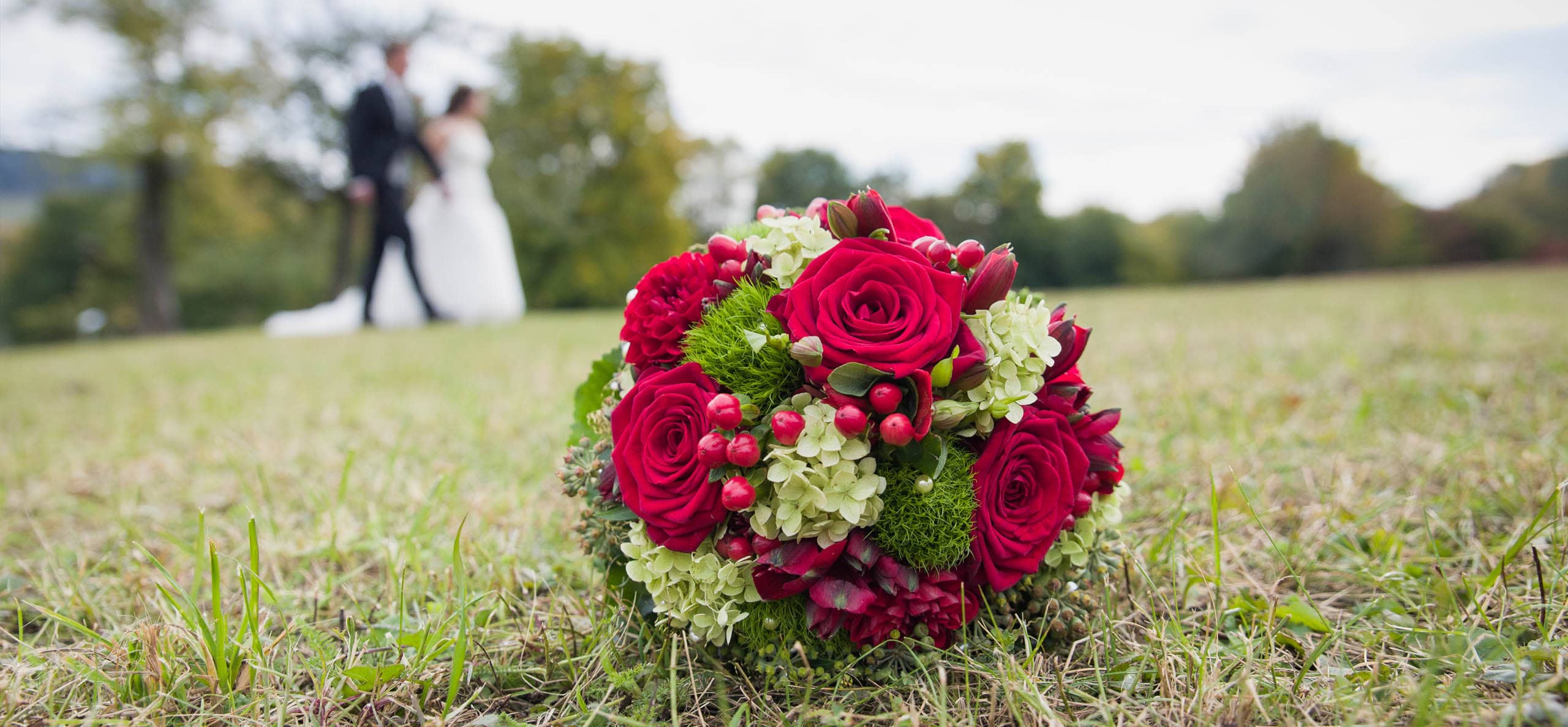 Hochzeitsfotograf Ulm - Brautstrauß vor Brautpaar im Botanischen Garten Ulm