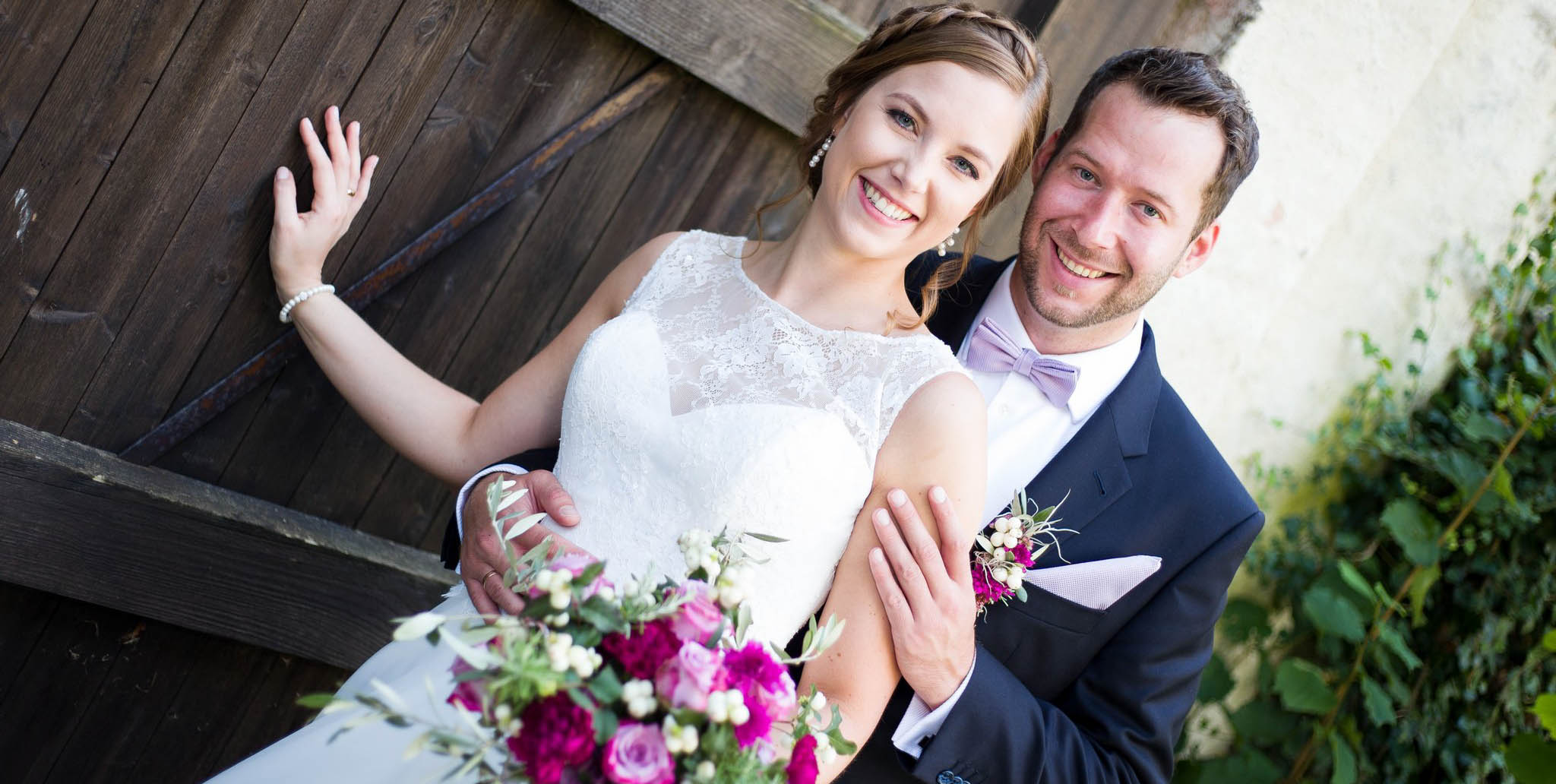 Hochzeitsfotograf Ulm - Brautpaar glücklich, sich haltend - Fotoshooting in Wiblingen Kloster - Michael Grohs Fotografie