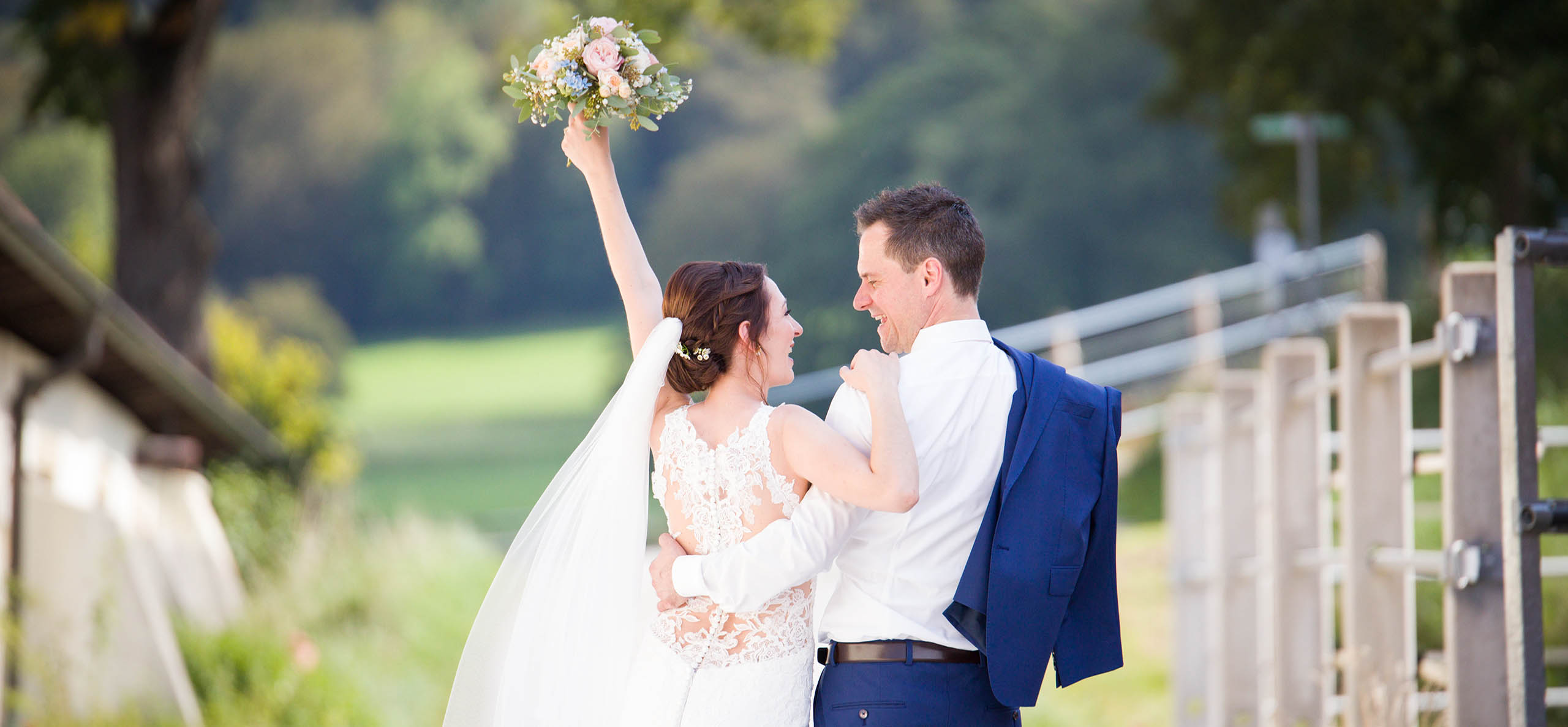 Hochzeitsfotograf Ulm - Glückliches Brautpaar beim Fotoshooting in Münsingen