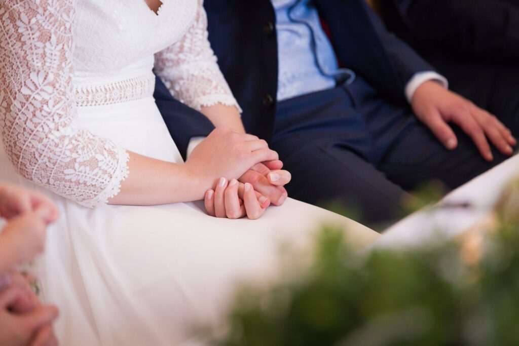 Brautpaar händehaltend vor der Trauung - Hochzeitsfotografie Ulm