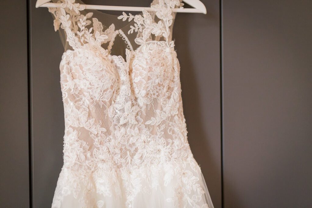 Brautkleid Dressing - Brautkleid hängt an Wand - Hochzeitsfotos