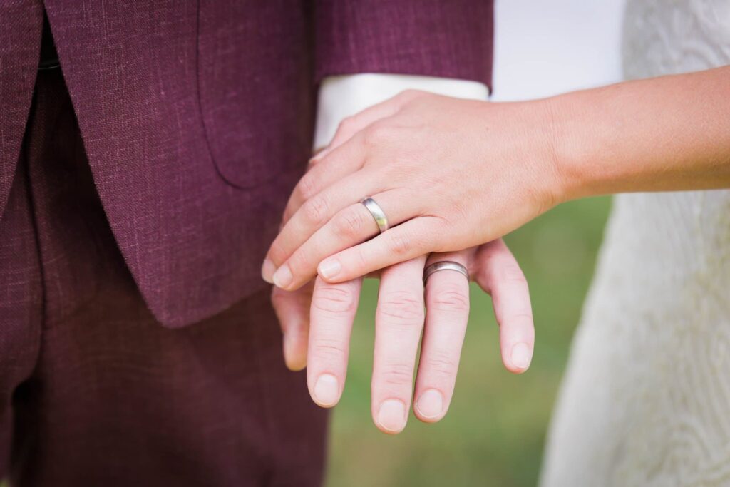 Brautpaar mit Ehering - Hochzeitsreportage Oberelchingen
