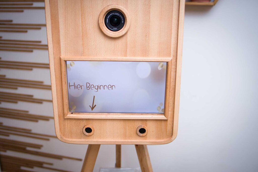 Retro Fotobox im modernen Holz-Design mit großem Monitor