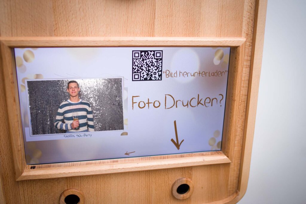 Professioneller großer Monitor im Holz Gehäuse
